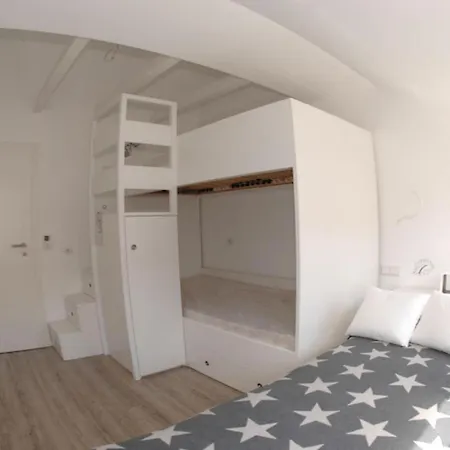 House Flora, Golden Knoepke Apartamento